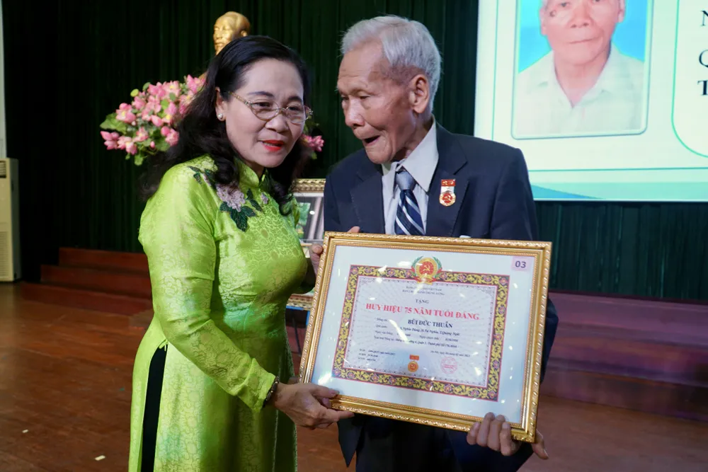 Chủ tịch HĐND TP.HCM Nguyễn Thị Lệ trao tặng huy hiệu 75 năm tuổi Đảng cho ông Bùi Đức Thuần. Ảnh: BẢO PHƯƠNG