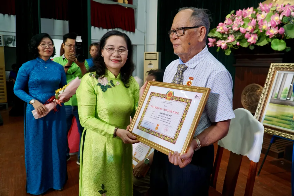 Chủ tịch HĐND TP.HCM Nguyễn Thị Lệ trao tặng huy hiệu 60 năm tuổi Đảng. Ảnh: BẢO PHƯƠNG