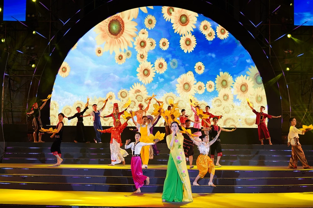 Tham gia biểu diễn có nhiều ca sĩ, nghệ sĩ như Khánh Ngọc, NSND Tạ Minh Tâm, NSUT Trọng Phúc, NSUT Ngọc Đợi, Dương Quốc Hưng, Hiền Thục, NSUT Lam Tuyền, Nhóm 135, Mắt Ngọc, Tùng Lâm, Thùy Trinh,...