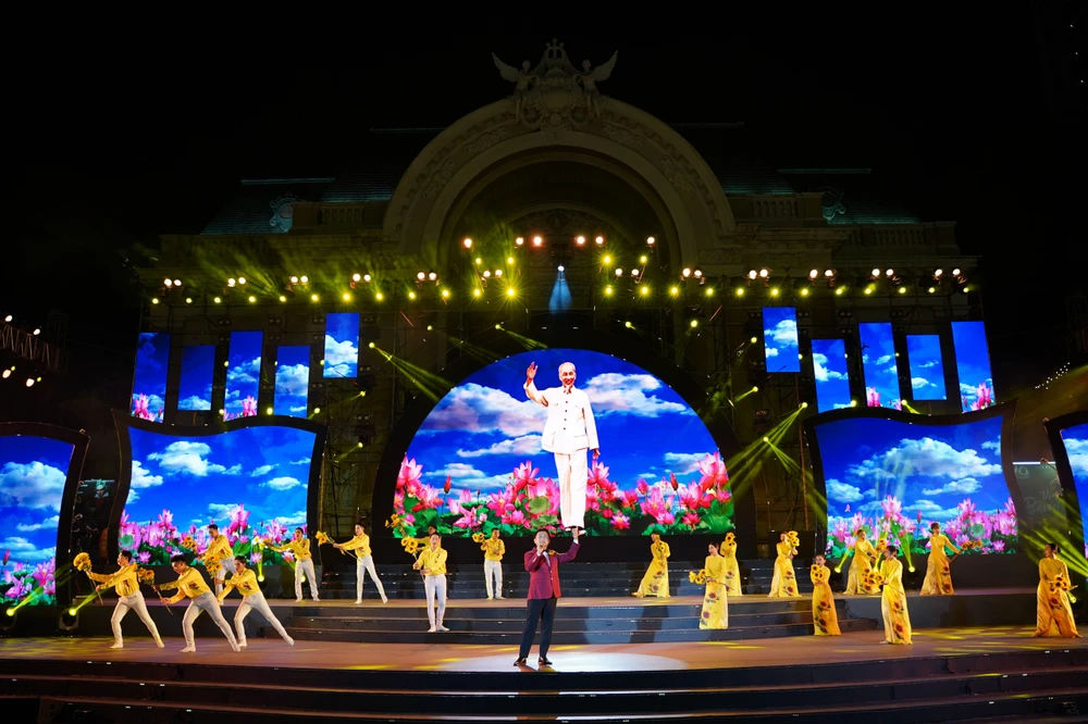 Chương trình biểu diễn các tiết mục: Tự hào Đảng quang vinh, Thuở lầm than, Người Cộng sản đầu tiên, Dưới ngọn cờ hồng, Mặt trời hạnh phúc, Mùa xuân đầu tiên, Tự hào thành phố mang tên Người, Thành phố yêu thương,... Ảnh: BẢO PHƯƠNG