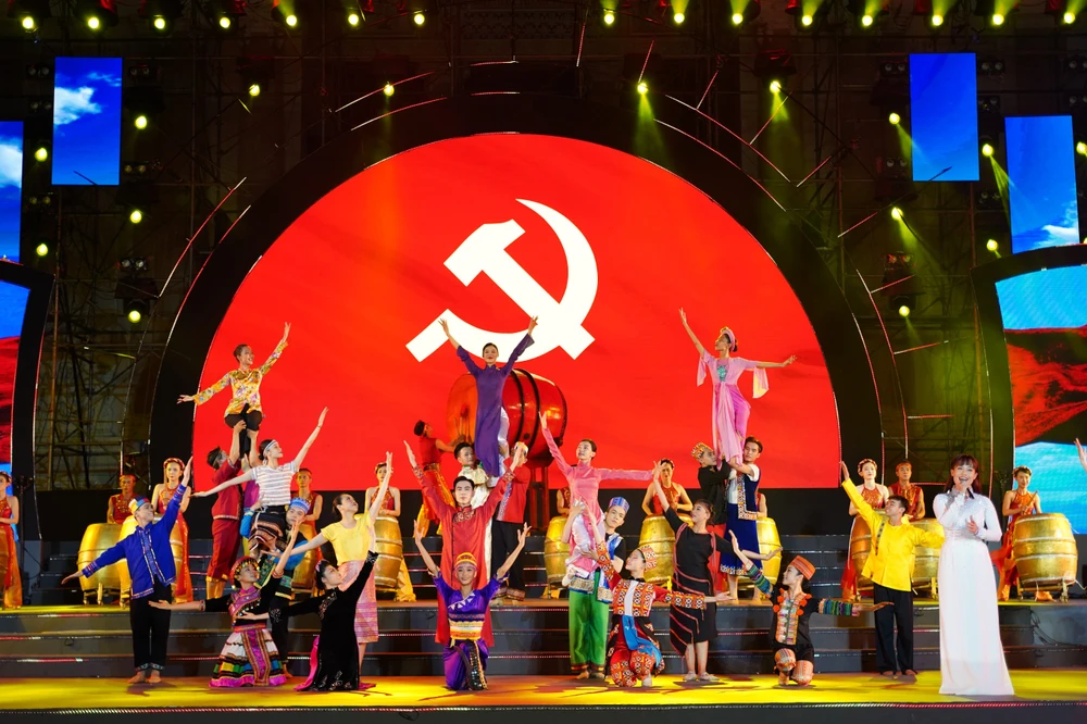 Tham dự có Chủ tịch HĐND Thành phố Nguyễn Thị Lệ; Phó Bí thư Thành ủy TP Nguyễn Văn Hiếu; ông Lê Thanh Liêm, Trưởng Ban Nội chính Thành ủy; Phó Chủ tịch UBND TP Dương Anh Đức; Trưởng Ban Tuyên giáo Thành ủy TP Phan Nguyễn Như Khuê; Thiếu tướng Lê Hồng Nam, Giám đốc Công an TP.HCM cùng đại diện lãnh đạo Thành ủy, UBND, Ủy ban MTTQ Việt Nam TP, các sở, ban ngành. Ảnh: BẢO PHƯƠNG