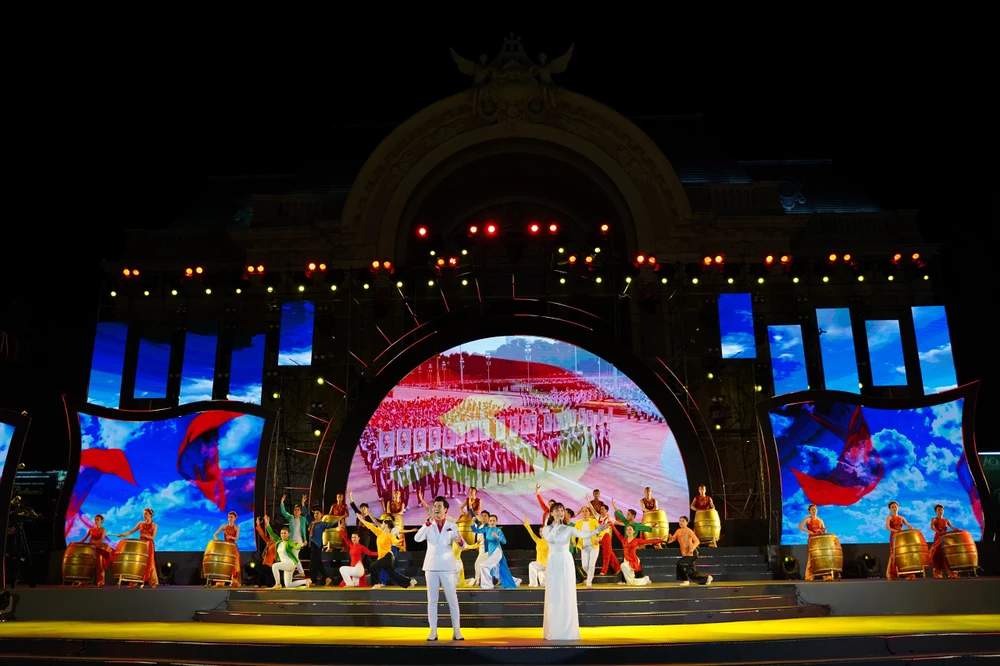 Chương trình nghệ thuật đặc biệt được tổ chức, biểu diễn với nhiều tiết mục được đầu tư dàn dựng công phu. Ảnh: BẢO PHƯƠNG