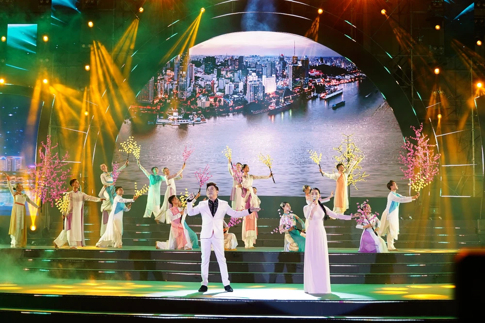 Dưới sự lãnh đạo của Đảng, Đảng bộ TP.HCM được trui rèn và trưởng thành qua thử thách trong sự nghiệp đấu tranh giải phóng dân tộc và ghi dấu ấn đậm nét trong sự nghiệp đổi mới, luôn sắt son với niềm tin, lý tưởng, vì cả nước, cùng cả nước, vì hạnh phúc nhân dân. Ảnh: BẢO PHƯƠNG