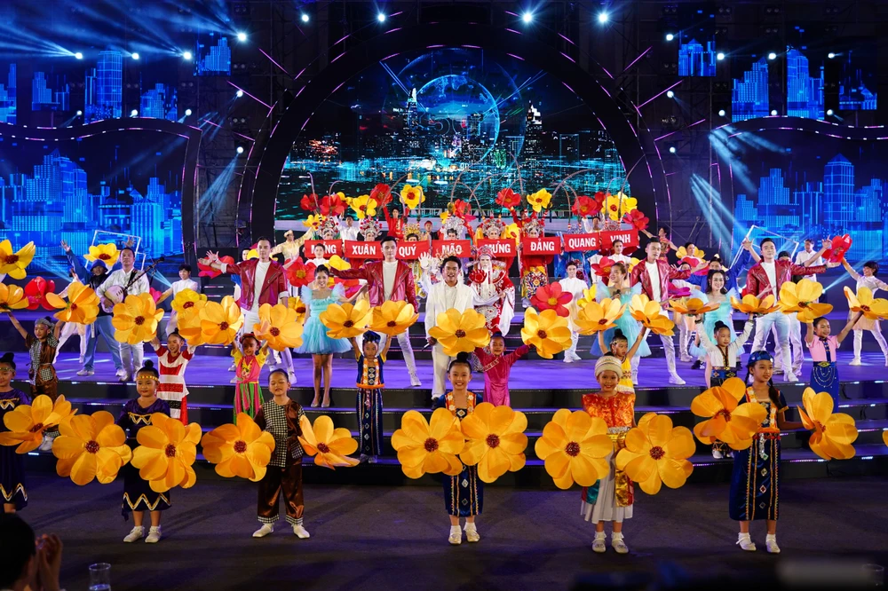 Nội dung chương trình đã khắc họa rõ nét không khí hân hoan chào mừng Đảng quang vinh, mừng Xuân Quý Mão - 2023 và mừng Đảng tròn 93 mùa xuân. Ảnh: BẢO PHƯƠNG