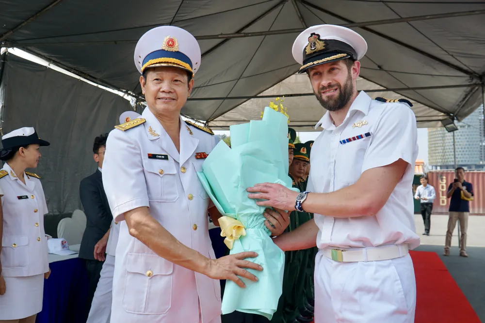 Đại tá Lê Nam Sơn, Phó lữ đoàn trưởng, Lữ đoàn 125, Bộ Tư lệnh Vùng 2 Hải quân (trái) tặng hoa lưu niệm cho Trung tá Michael Proudman, Chỉ huy tàu HMS Spey. Ảnh: BẢO PHƯƠNG