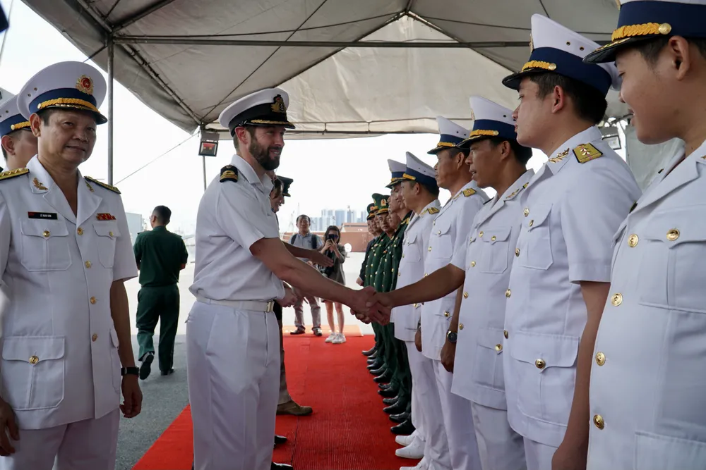 Phái đoàn Anh chào xã giao các chiến sĩ Hải quân Việt Nam. Ảnh: BẢO PHƯƠNG