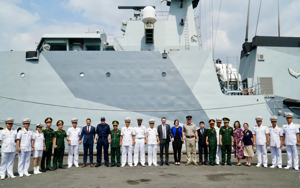 Phái đoàn Anh và Việt Nam chụp ảnh lưu niệm trước tàu HMS Spey. Ảnh: BẢO PHƯƠNG
