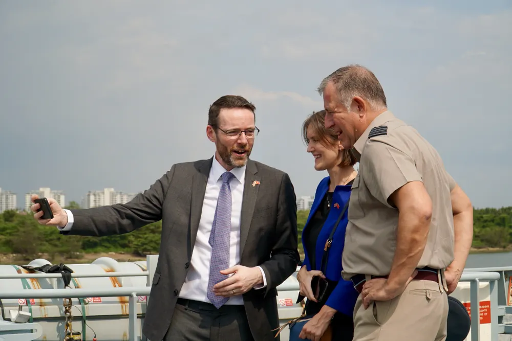 Đại sứ Anh tại Việt Nam Iain Frew chụp hình trên tàu HMS Spey. Ảnh: BẢO PHƯƠNG