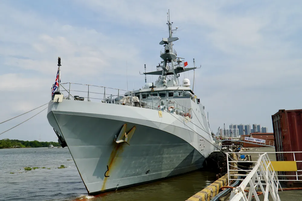 Tàu HMS Spey, do Trung tá Michael Proudman chỉ huy cập cảng bến Nhà Rồng chiều 7-2. Ảnh: BẢO PHƯƠNG