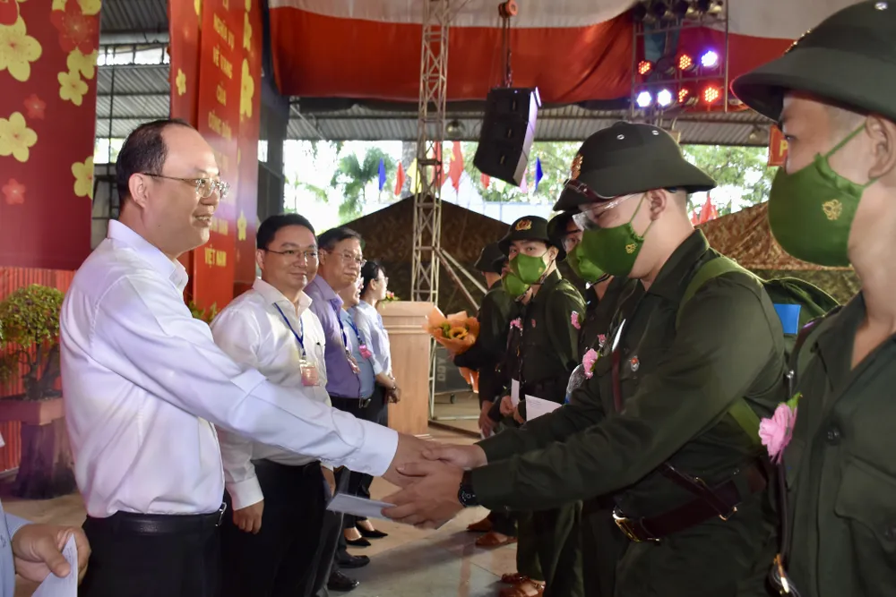 Phó Bí thư Thành ủy TP.HCM Nguyễn Hồ Hải thăm hỏi, động viên các thanh niên trúng tuyển NVQS năm 2023. Ảnh: BẢO PHƯƠNG