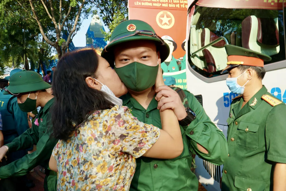 Người mẹ hôn chào tạm biệt, dặn con cố gắng giữ sức khỏe, hoàn thành tốt nhiệm vụ. Ảnh: BẢO PHƯƠNG