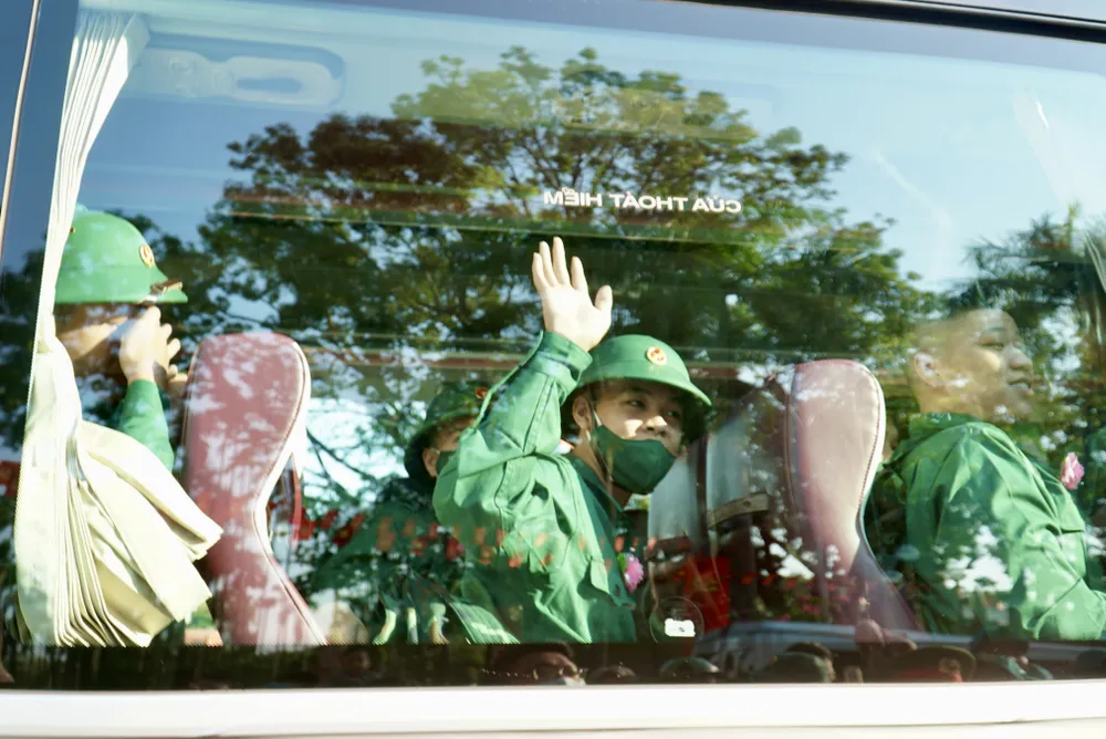 Các thanh niên phấn khởi trước giờ lên đường. Ảnh: BẢO PHƯƠNG