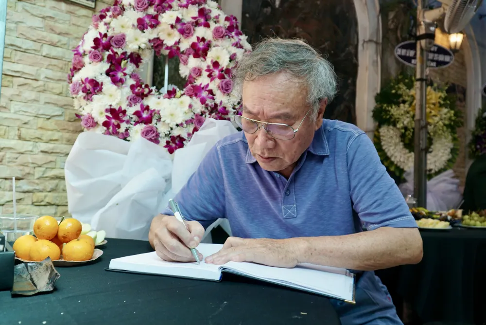 NSƯT, đạo diễn Phạm Việt Tùng, người đã làm bộ phim tư liệu “Chuyện thật 30-4-1975” chia sẻ, mặc cho lời can ngăn của gia đình vì tuổi già sức yếu, ngay khi vừa nghe tin Đại tá Tùng qua đời, ông đã đặt chuyến tàu hỏa ngay trong đêm từ đi TP Nha Trang vào TP.HCM để gặp người bạn già lần cuối.“Tôi cảm phục đồng chí Bùi Văn Tùng vì những gì mà anh đã cống hiến, đã làm cho Tổ quốc. Đất nước, quân đội, nhân dân mãi ghi nhớ công lao của anh” - NSƯT Phạm Việt Tùng bày tỏ. Ảnh: BẢO PHƯƠNG