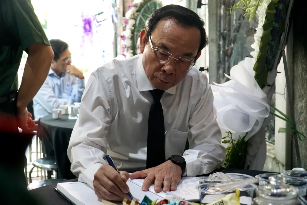 Đến viếng và ghi sổ tang, Bí thư Nguyễn Văn Nên viết: “Đại tá Bùi Văn Tùng, một người chiến sĩ trung với Đảng, hiếu với dân. Một cán bộ quân đội tài năng, đức độ, mẫu mực, khiêm nhường, luôn chí tình, chí nghĩa với đồng chí, đồng đội và mọi người, được mọi người yêu mến... Ảnh: BẢO PHƯƠNG