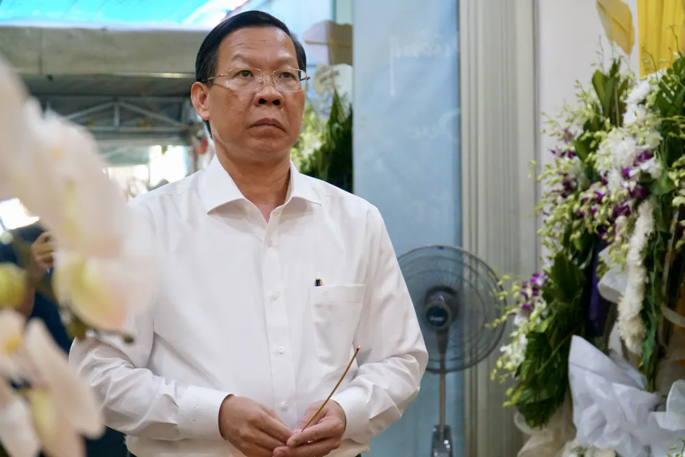 Chủ tịch UBND TP.HCM Phan Văn Mãi đến viếng Đại tá Bùi Văn Tùng. Ảnh: BẢO PHƯƠNG