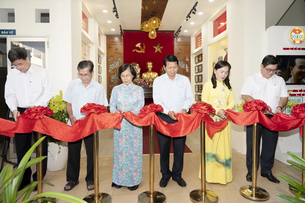 Các đại biểu thực hiện nghi thức khánh thành. Ảnh: QUỐC THANH Các đại biểu thực hiện nghi thức khánh thành. Ảnh: QUỐC THANH