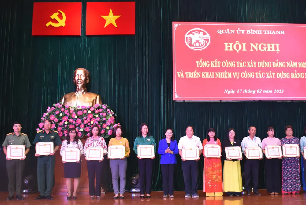 Quận ủy quận Bình Thạnh tặng Giấy khen cho một tập thể hoàn thành xuất sắc nhiệm vụ năm năm liền; 10 tập thể hoàn thành xuất sắc nhiệm vụ năm 2022; 74 đảng viên hoàn thành xuất sắc nhiệm vụ năm năm liền (2018 - 2022)… Ảnh: S.H Quận ủy quận Bình Thạnh tặng Giấy khen cho một tập thể hoàn thành xuất sắc nhiệm vụ năm năm liền; 10 tập thể hoàn thành xuất sắc nhiệm vụ năm 2022; 74 đảng viên hoàn thành xuất sắc nhiệm vụ năm năm liền (2018 - 2022)… Ảnh: S.H