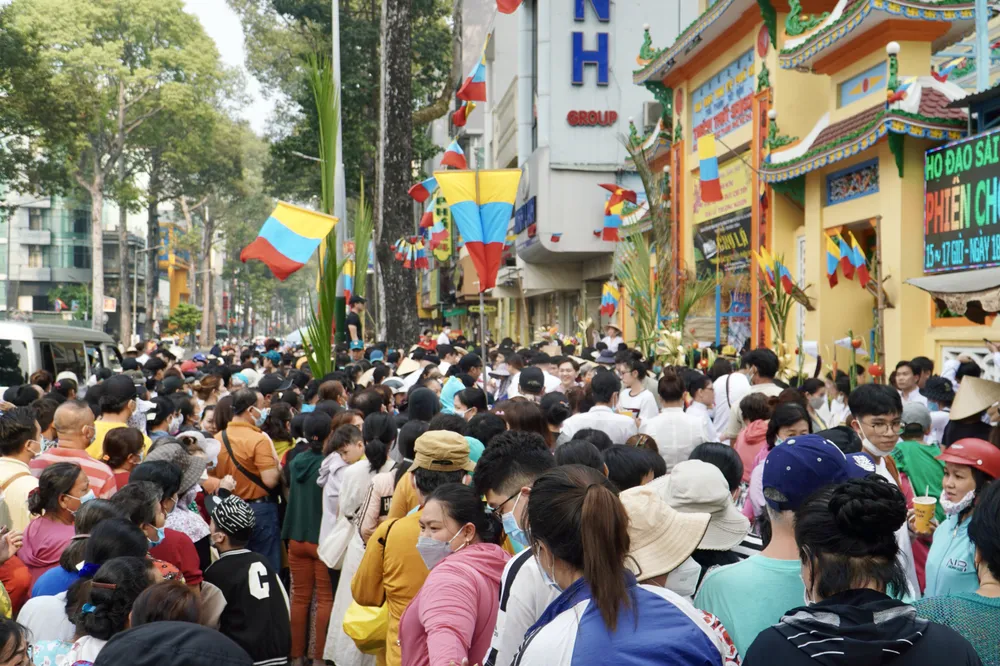 &quot;Ai có gì thì đem đến trao đổi, không buộc phải đầu tư quá nhiều. Ban tổ chức không kêu gọi đóng góp hiện vật, có ổi, cơm, bánh trái thì cứ đem đến bày biện. Thấy bà con tới đông vui, nhiều người bên ngoài đã tiếp thêm thực phẩm vào hỗ trợ phiên chợ. Tất cả đều là phát tâm từ tấm lòng của người dân&quot;, ông Lân chia sẻ. Ảnh: PHƯƠNG ĐẶNG