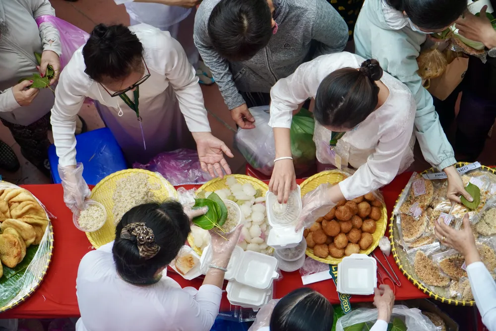 Giáo hữu Thái Lân Thanh, Thư ký ban đại diện Hội thánh Cao Đài TP.HCM cho biết đây là lần đầu tiên chợ lá được tổ chức tại TP. Theo ông Lân, xuất phát từ tinh thần trao đổi yêu thương, Hội thánh Cao Đài TP.HCM đã lên kế hoạch cho phiên chợ từ cuối tháng 1-2022. Ảnh: PHƯƠNG ĐẶNG