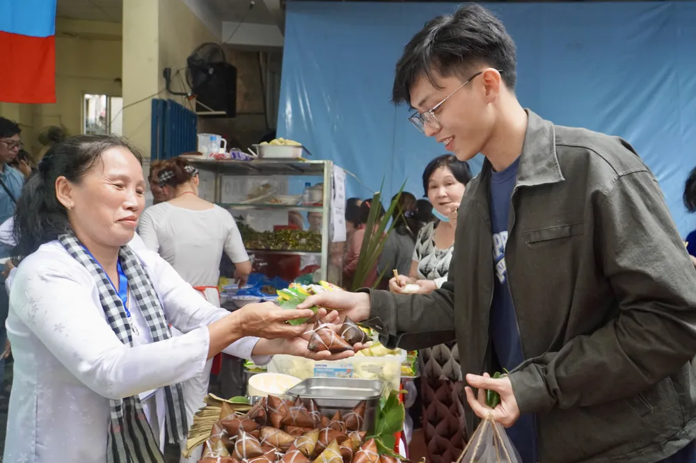 Bạn Nguyễn Võ Chí Thành (quận 4, TP.HCM) cho biết dù quê ở tỉnh Tây Ninh, nơi tổ chức phiên chợ lá hằng năm nhưng đây là lần đầu tiên bạn trải nghiệm phiên chợ lấy lá cây làm tiền.“Nay đi rồi thì mới thấy đông đúc và vui lắm, mọi người hưởng ứng và ủng hộ rất nhiều. Mình nghĩ việc đổi lá thành tiền cũng là hành động từ thiện, giúp đỡ người khó khăn”- Chí Thành nói. Ảnh: PHƯƠNG ĐẶNG