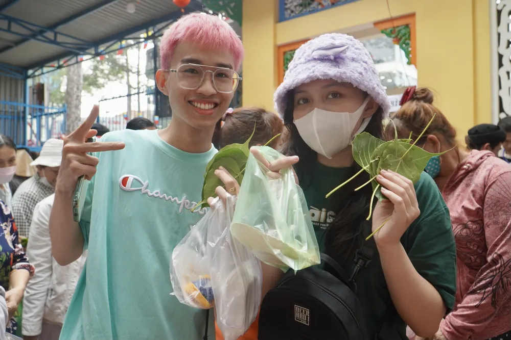 Nhiều bạn trẻ cùng bạn bè phấn khởi tham gia phiên chợ đặc biệt. Ảnh: PHƯƠNG ĐẶNG