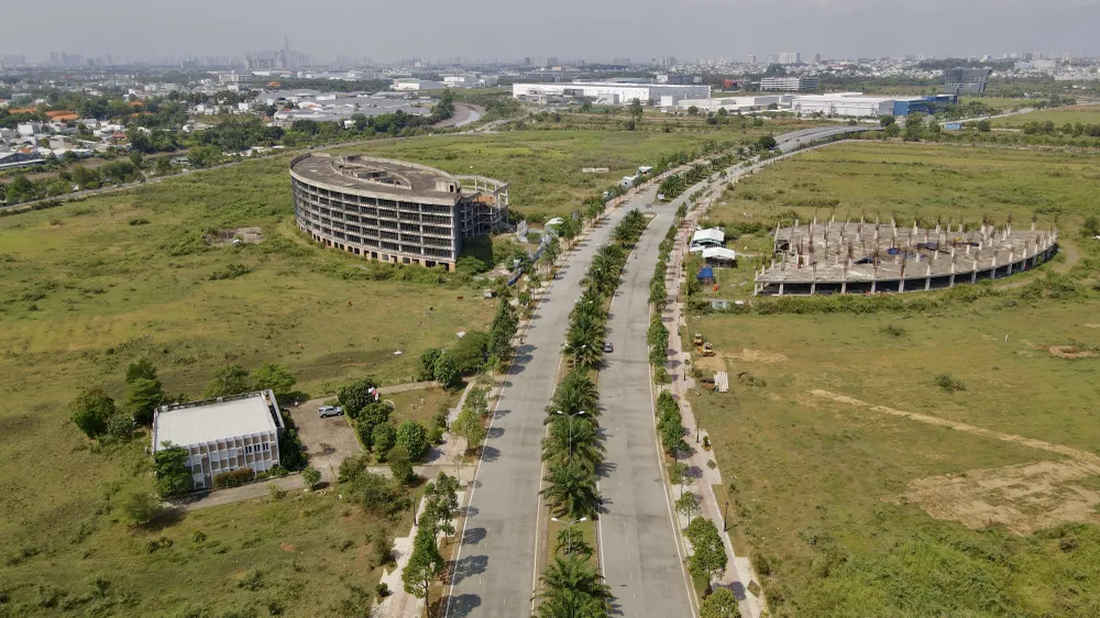 Vừa qua, Phó Chủ tịch UBND TP.HCM Võ Văn Hoan đã yêu cầu các sở, ngành liên quan phối hợp với Khu công nghệ cao kiểm tra và đẩy nhanh thủ tục chấm dứt, thu hồi giấy chứng nhận đầu tư, thu hồi đất với dự án Công viên Sài Gòn Silicon ngay trong năm 2023, vì chậm triển khai nhiều năm. Ảnh: BẢO PHƯƠNG