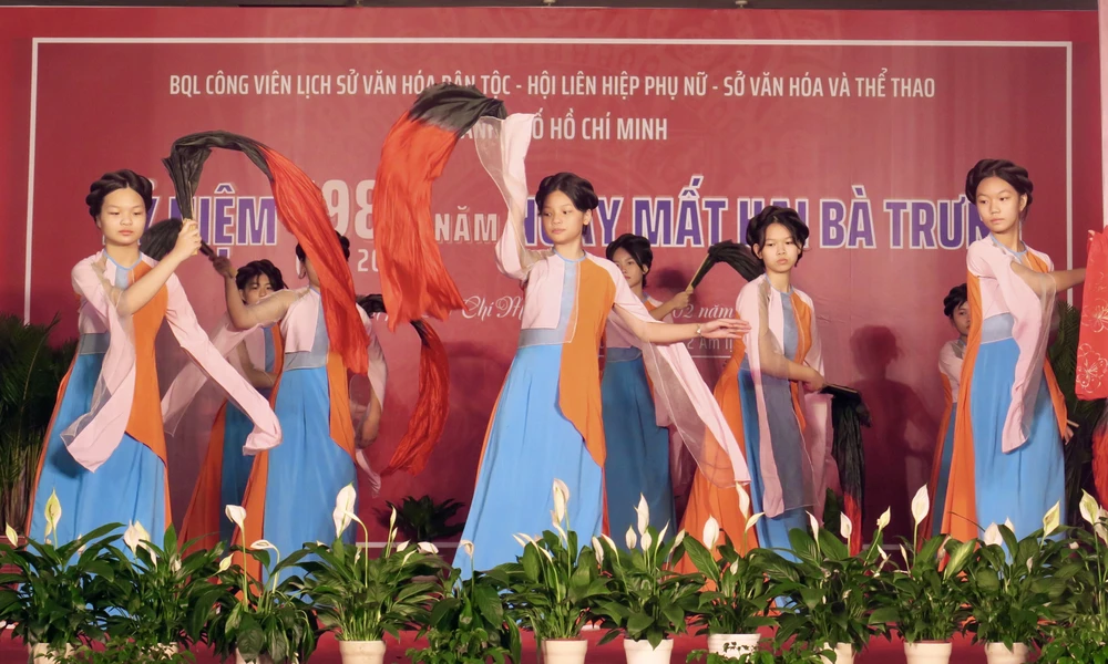 Chương trình sân khấu hóa về lịch sử Hai Bà Trưng do các em học sinh Trường Trung học cơ sở Hai Bà Trưng, Quận 3 biểu diễn. Ảnh: BP