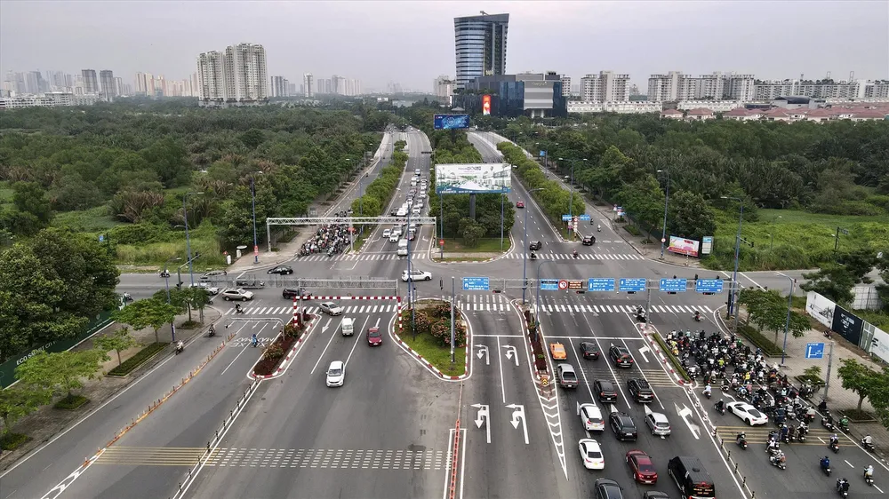 Đại lộ Mai Chí Thọ (Đại lộ Đông - Tây), trục đường xương sống của Khu đô thị Thủ Thiêm giúp kết nối nhanh chóng với cao tốc TP.HCM - Long Thành - Dầu Giây. Ảnh: BẢO PHƯƠNG