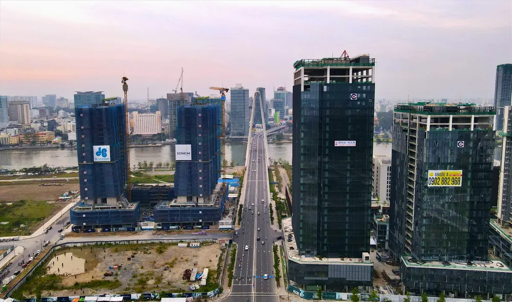 Cầu Ba Son khánh thành vào tháng 4-2022, dài gần 1,5 km, 6 làn xe, tổng mức đầu tư 3.100 tỉ đồng - kinh phí lớn nhất trong các cây cầu tại TP.HCM đến nay. Cầu Ba Son kết nối đường Tôn Đức Thắng (quận 1) đến Khu đô thị Thủ Thiêm (TP Thủ Đức). Ảnh: BẢO PHƯƠNG