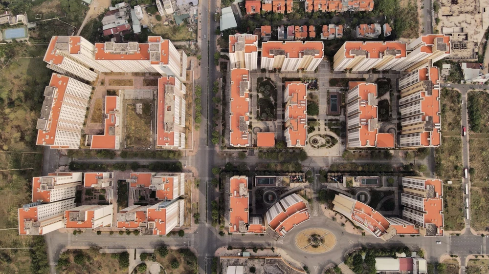 Các căn hộ đấu giá nằm trong khu đất rộng 38,4 ha, thuộc chương trình 12.500 căn hộ tái định cư Thủ Thiêm đã hoàn thành từ năm 2015. Hiện nơi đây đang bị bỏ hoang. Ảnh: BẢO PHƯƠNG