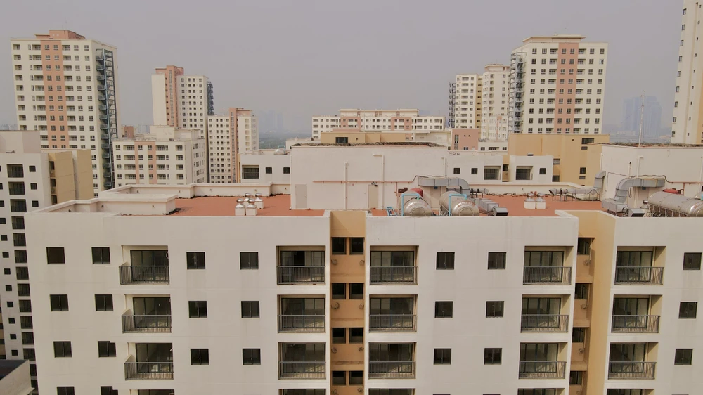 Trước đó, Khu TĐC Bình Khánh được kỳ vọng trở thành căn hộ kiểu mẫu. Tuy nhiên, dù cơ sở hạ tầng hoàn thiện nhưng phần lớn các căn hộ đã được bàn giao vẫn không có người ở. Nguyên nhân vì nhiều người thuộc diện đền bù không đủ tiền mua nền tái định cư ở đây hoặc do chờ đợi quá lâu không có nhà ở phải đi mua chỗ khác. Ảnh: BẢO PHƯƠNG