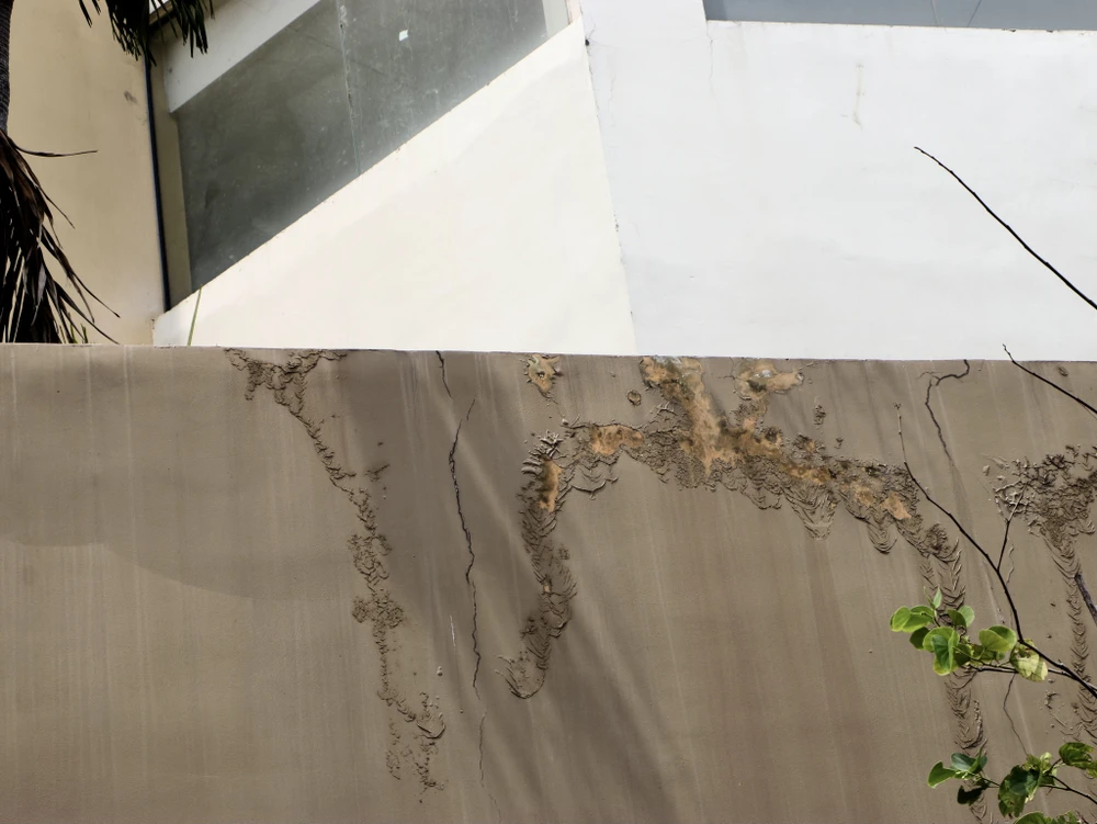 Nhiều mảng tường lâu ngày đã bong tróc sơn, những ki-ốt ở tầng trệt các tòa nhà khóa kín cửa. Ảnh: BẢO PHƯƠNG