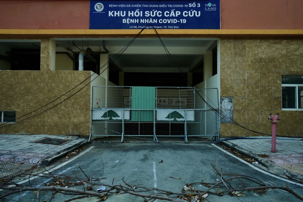 Trong đợt dịch COVID-19, các tòa tại đây được trưng dụng làm bệnh viện dã chiến. Sau khi hoàn thành chức năng, nhiều thiết bị, vật dụng y tế vẫn còn để lại trong các tòa nhà. Đến nay, những bảng hiệu, bình chứa oxy của Bệnh viện dã chiến số 3 vẫn còn dấu tích. Nhiều lối vào bệnh viện dã chiến lúc trước, bây giờ đã xuống cấp. Ảnh: BẢO PHƯƠNG