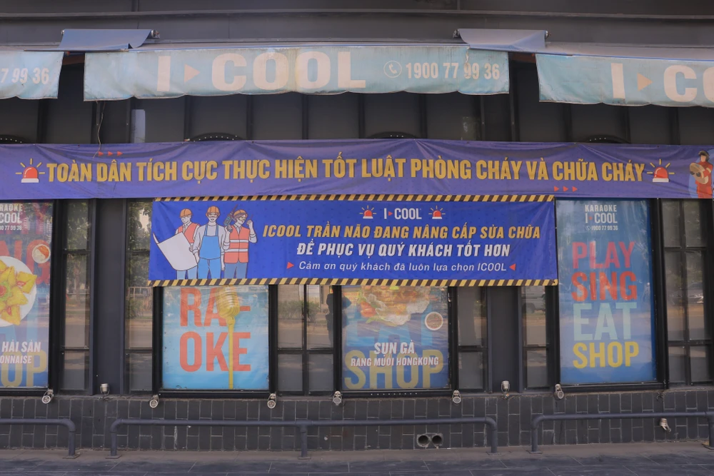 Một trong 17 chi nhánh của hệ thống karaoke Icool trên đường Trần Não (TP Thủ Đức) cũng đóng cửa nửa năm nay. Chị Đinh Hoàng Thùy Dương, đại diện chuỗi cho biết, mỗi tháng tốn hàng chục tỉ đồng để bảo trì trang thiết bị và trang trải chi phí thuê mặt bằng. Hiện phòng hát đã tháo dỡ nhiều hạng mục trang trí dễ gây cháy nổ, lắp cửa chống cháy mới, đóng kín buồng thang, hệ thống tự động ngắt âm thanh toàn bộ quán nếu phát hiện cháy, sữa chữa hai lối thoát hiểm... Ảnh: VÕ THƠ