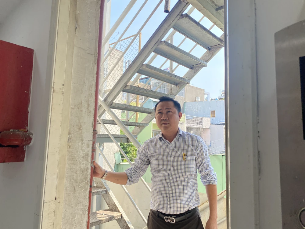 Ông Huỳnh Văn Cường, chủ quán Karaoke Star (đường Lê Văn Thọ, quận Gò Vấp, TP.HCM) chia sẻ trước khi đi vào hoạt động nhiều cơ sở của ông đã đảm bảo được các tiêu chuẩn về phòng cháy, chữa cháy và đã được thẩm định trước đó. Ảnh: BẢO PHƯƠNG