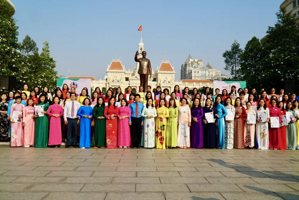 Các đại biểu chụp hình kỷ niệm tại Tượng đài Chủ tịch Hồ Chí Minh. Ảnh: BẢO PHƯƠNG