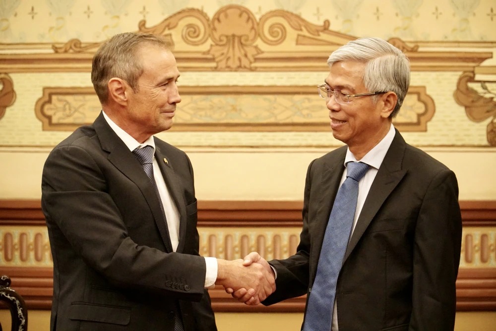 Phó Chủ tịch UBND TP.HCM Võ Văn Hoan tiếp xã giao ông Roger Cook Mla, Phó Thủ hiến Bang Tây Úc (Úc). Ảnh: BẢO PHƯƠNG