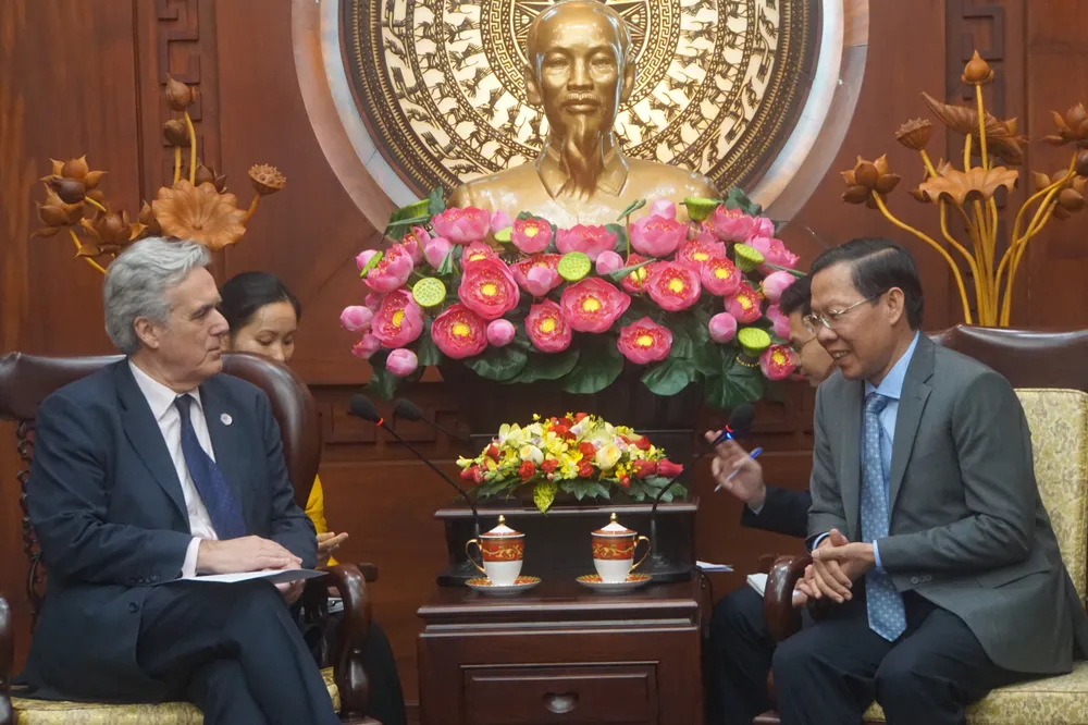 Chủ tịch UBND TP.HCM Phan Văn Mãi đã có buổi tiếp ông Mark Garnier, Đặc phái viên của Thủ tướng Anh. Ảnh: PĐ