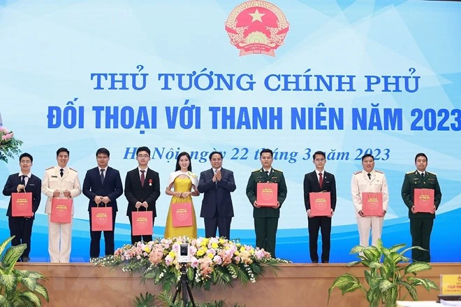 Thủ tướng Phạm Minh Chính tặng quà cho các gương mặt trẻ Việt Nam triển vọng. Ảnh: TTXVN