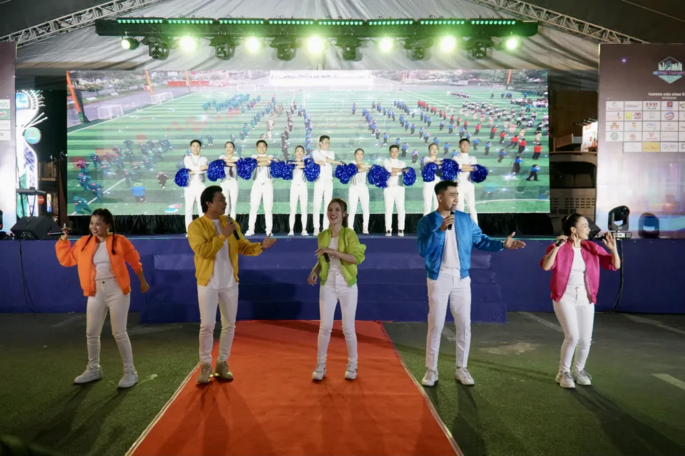 Tối 25-3, Giải chạy đêm quận 1 - District 1 Midnight Run 2023 chính thức được khởi động với sự đăng kí tham gia của gần 4.000 vận động viên. Ảnh: BẢO PHƯƠNG