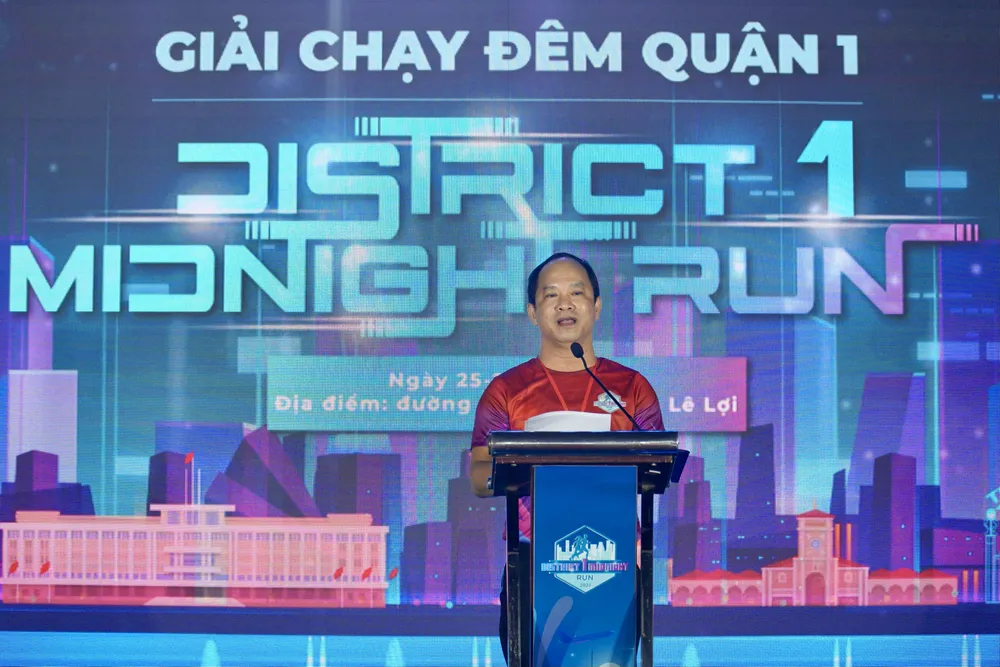 Phát biểu khai mạc chương trình, ông Lê Đức Thanh, Chủ tịch UBND quận 1, Trưởng ban tổ chức giải, cho biết giải chạy được tổ chức nhằm khích lệ phong trào rèn luyện sức khỏe trong cộng đồng, đồng thời tạo cơ hội giới thiệu, quảng bá danh lam, thắng cảnh, nét đẹp văn hóa, công trình kiến trúc cổ, các cung đường đẹp tại quận 1 đến người dân, các vận động viên. &quot;Chúng tôi mong District 1 Midnight Run 2023 sẽ mang đến cho các vận động viên trải nghiệm đặc biệt về một đêm không ngủ tại quận 1&quot;- ông Thanh nhấn mạnh. Ảnh: BẢO PHƯƠNG