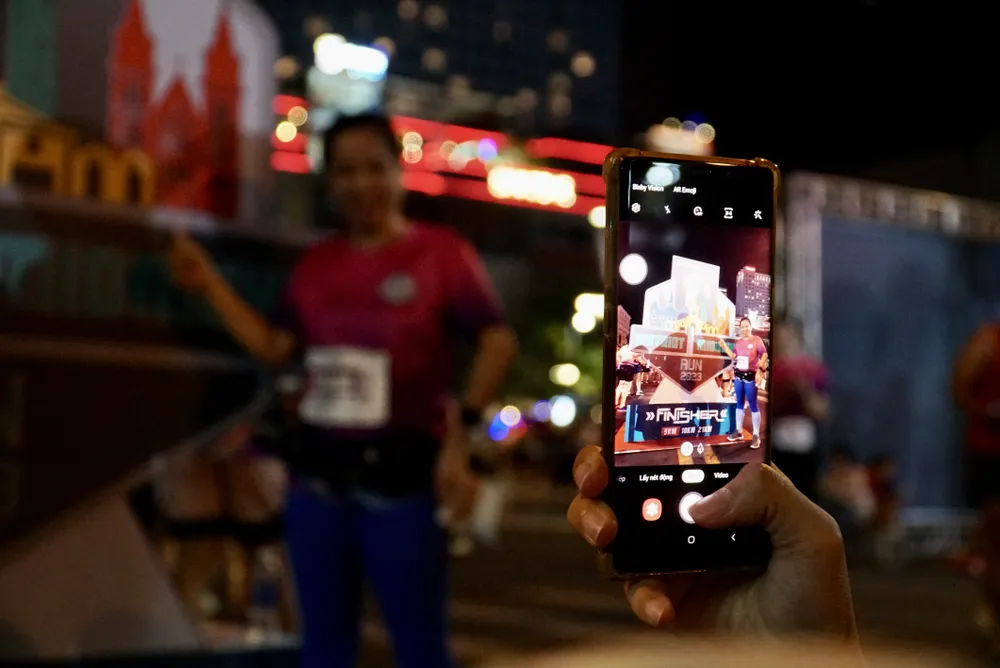 Nhiều vận động viên tranh thủ chụp hình lưu niệm trước giờ xuất phát. Ảnh: BẢO PHƯƠNG