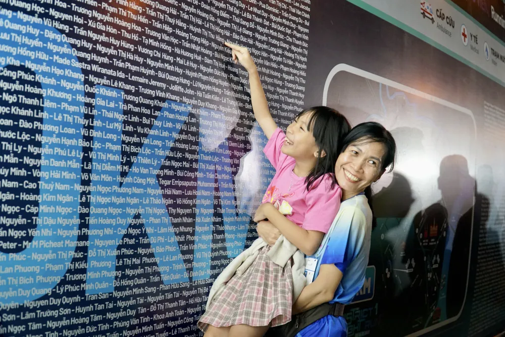 Tham gia tại giải đấu có rất đông các vận động viên trong và ngoài nước, các đội nhóm chạy bộ, các học sinh, sinh viên, trẻ em…. Ảnh: BẢO PHƯƠNG