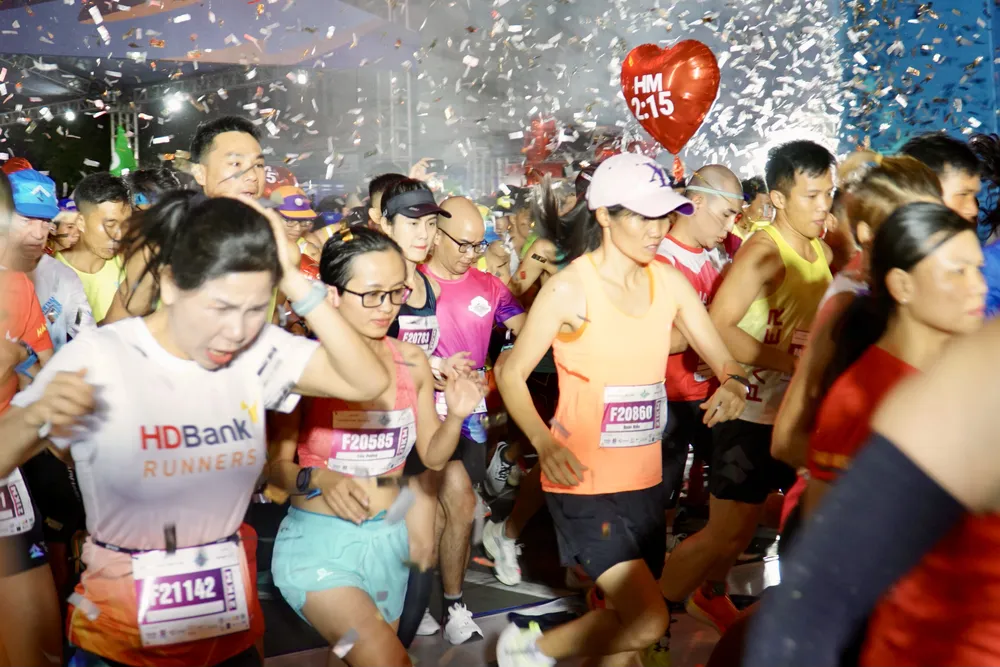 Vào đúng 0 giờ ngày 26-3, đường chạy cự ly 21km chính thức mở màn cho giải với tâm thế hào hứng của tất cả mọi người. Ảnh: BẢO PHƯƠNG