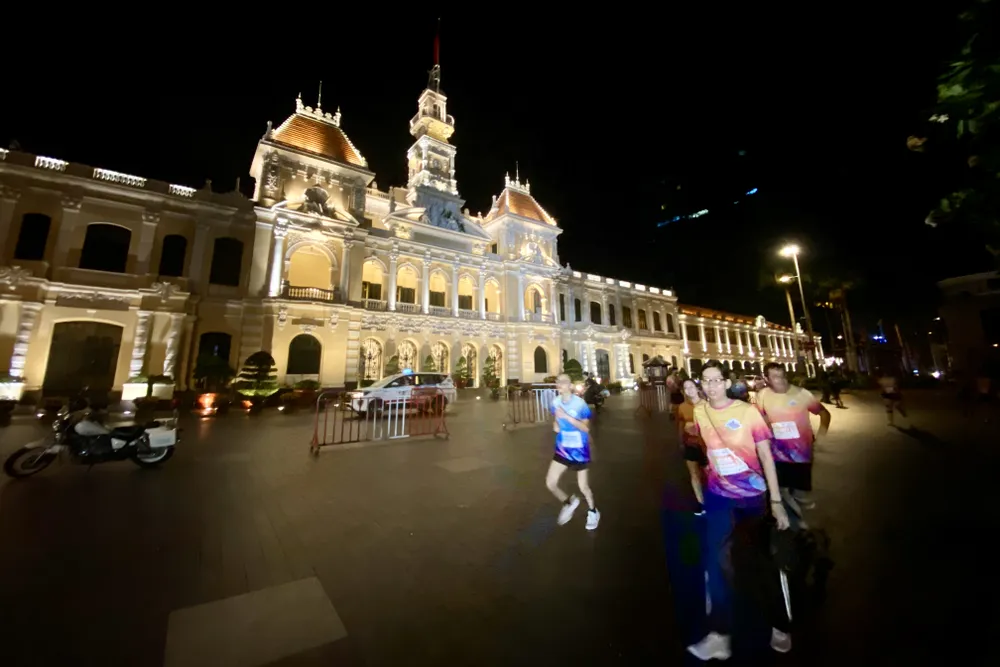 Lộ trình chạy của giải District 1 Midnight Run 2023 được thiết kế độc đáo với các cung đường qua những địa danh tiêu biểu, công trình văn hoá - lịch sử của quận 1 như UBND TP.HCM, Nhà thờ Đức Bà, Bến Bạch Đằng, Dinh Độc Lập, Chợ Bến Thành, Thảo Cầm Viên,… Ảnh: BẢO PHƯƠNG