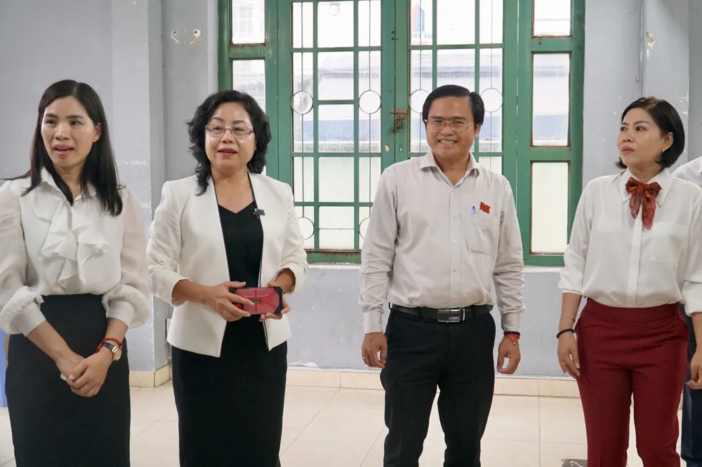 Trưởng ban Văn hóa - Xã hội HĐND TP.HCM Cao Thanh Bình (thứ 2, từ phải sang) cùng đoàn giám sát đến kiểm tra Trung tâm văn hóa - thể thao tại phường 7, quận Phú Nhuận. Ảnh: BP Trưởng ban Văn hóa - Xã hội HĐND TP.HCM Cao Thanh Bình (thứ 2, từ phải sang) cùng đoàn giám sát đến kiểm tra Trung tâm văn hóa - thể thao tại phường 7, quận Phú Nhuận. Ảnh: BP