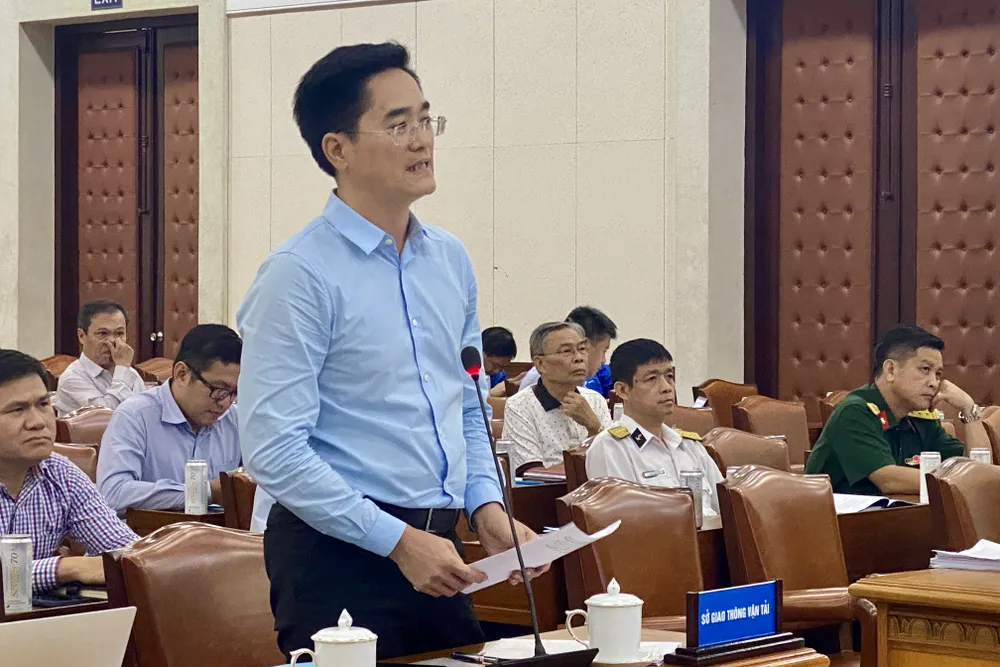 Giám đốc Sở GT-VT TP.HCM Trần Quang Lâm có báo cáo kết quả bảo đảm trật tự an toàn giao thông quý 1-2023 trên địa bàn TP.HCM. Ảnh: BP