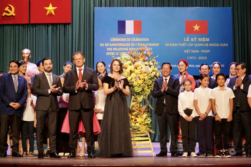 Lãnh đạo TP.HCM chúc mừng kỷ niệm 50 năm ngày thiết lập quan hệ ngoại giao giữa Việt Nam - Pháp. Ảnh: BẢO PHƯƠNG Lãnh đạo TP.HCM chúc mừng kỷ niệm 50 năm ngày thiết lập quan hệ ngoại giao giữa Việt Nam - Pháp. Ảnh: BẢO PHƯƠNG