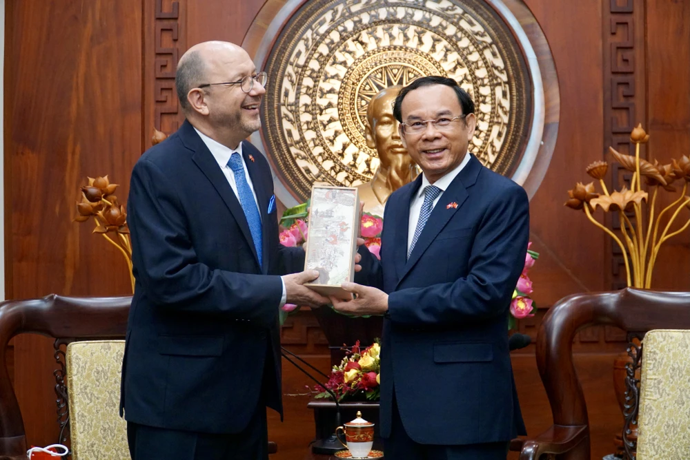 Bí thư Nguyễn Văn Nên trao quà lưu niệm cho tân Đại sứ Thomas Gass. Ảnh: BẢO PHƯƠNG