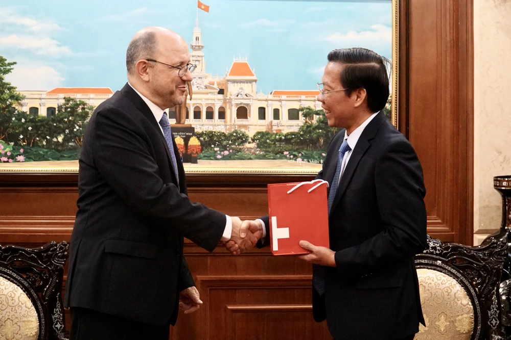 Chủ tịch UBND TP.HCM Phan Văn Mãi tiếp Đại sứ Thụy Sĩ tại Việt Nam Thomas Gass. Ảnh: BẢO PHƯƠNG